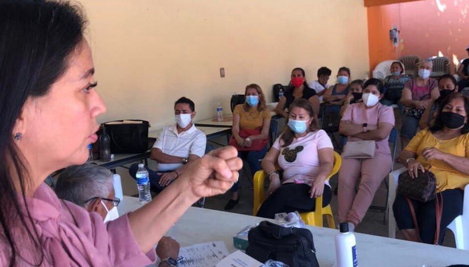 Familias de Apatzingán reconocen labor de Verónica castellanos.