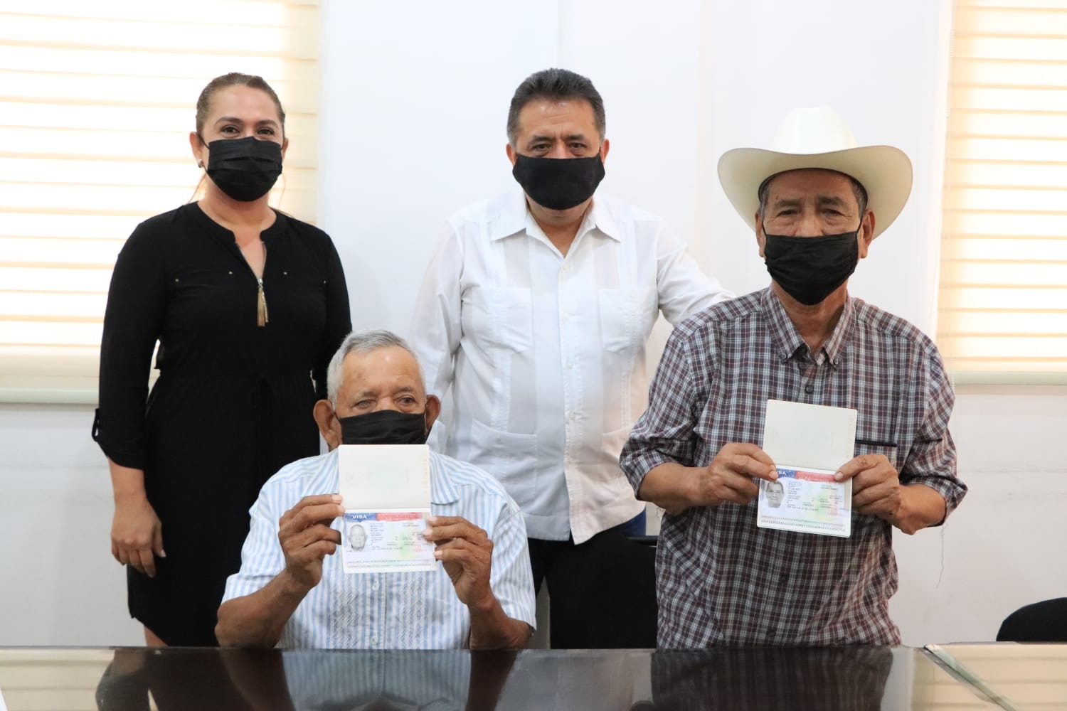 Con la entrega de 6 visas para adultos mayores, gobierno local reactiva “Palomas Mensajeras”.