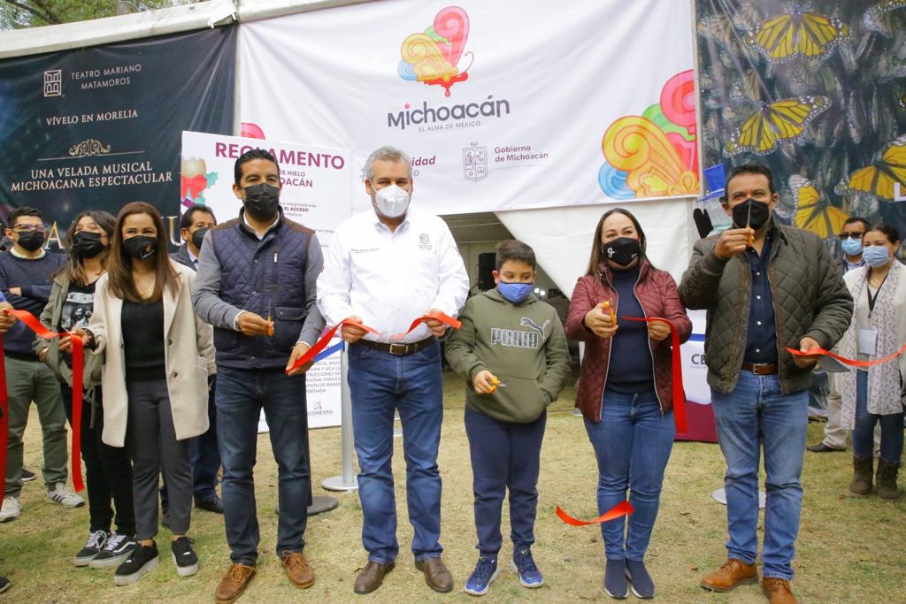 Inaugura Bedolla pista de hielo en Ceconexpo