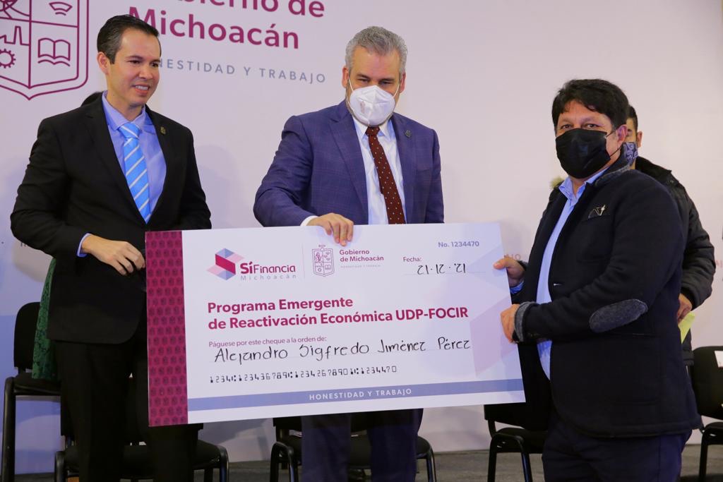 Bedolla entrega $1.3 mdp en créditos para aminorar el impacto de la pandemia en negocios