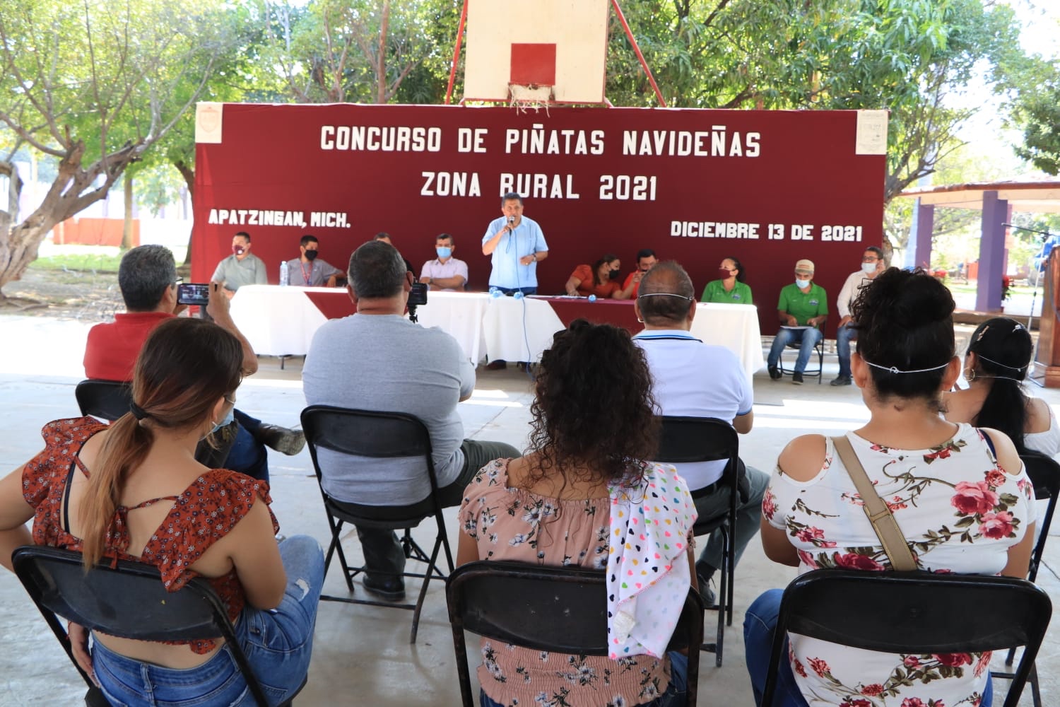 Premian a los ganadores del concurso de piñatas de la zona rural.