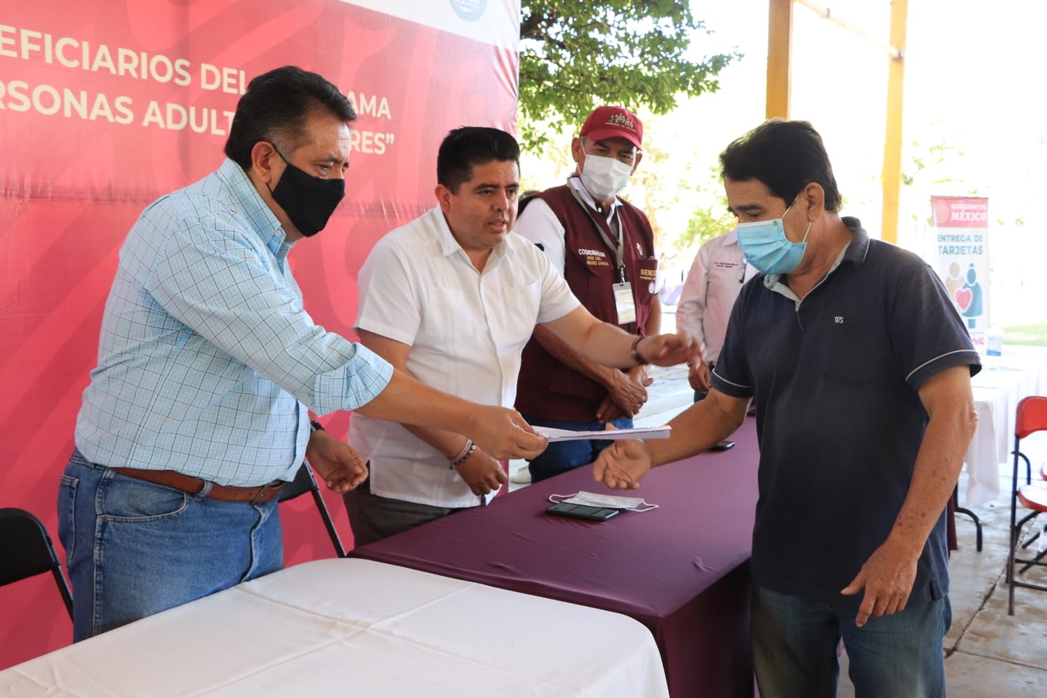 Entregan tarjetas bienestar para 150 Adultos Mayores