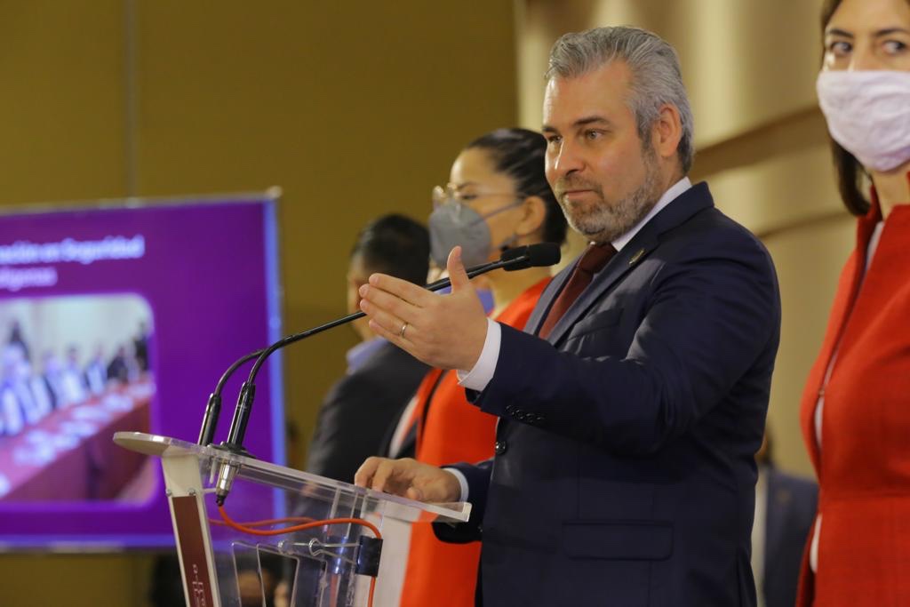 Bedolla acuerda con AMLO ampliar pensión universal a personas con discapacidad