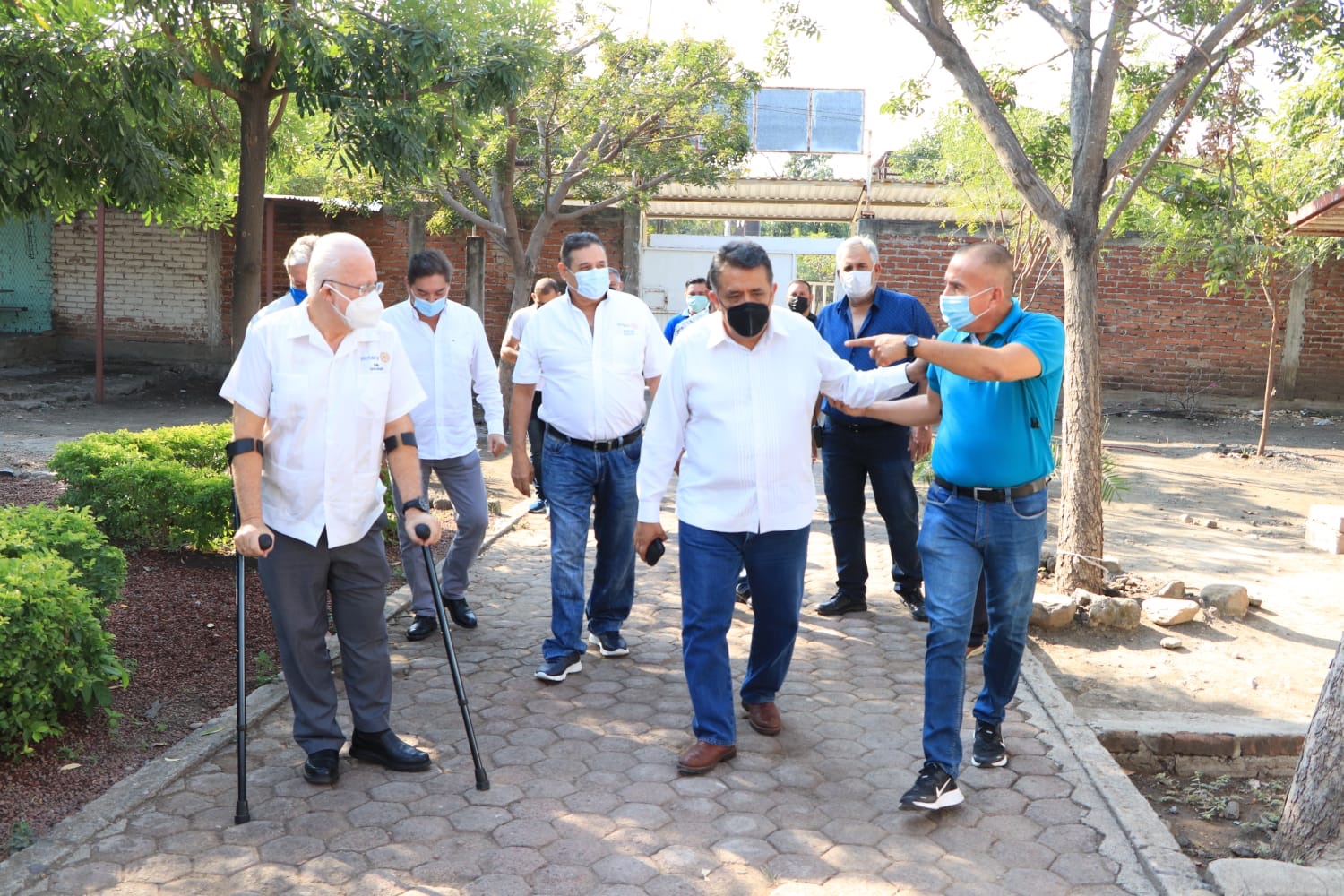 Club Rotario y Gobierno municipal instalan purificadores de agua en escuelas.