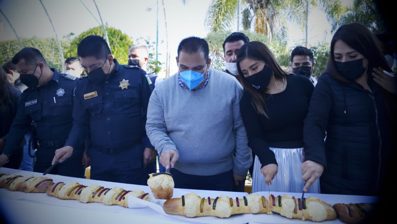 Parten rosca de reyes de 120 metros de largo en Tarímbaro