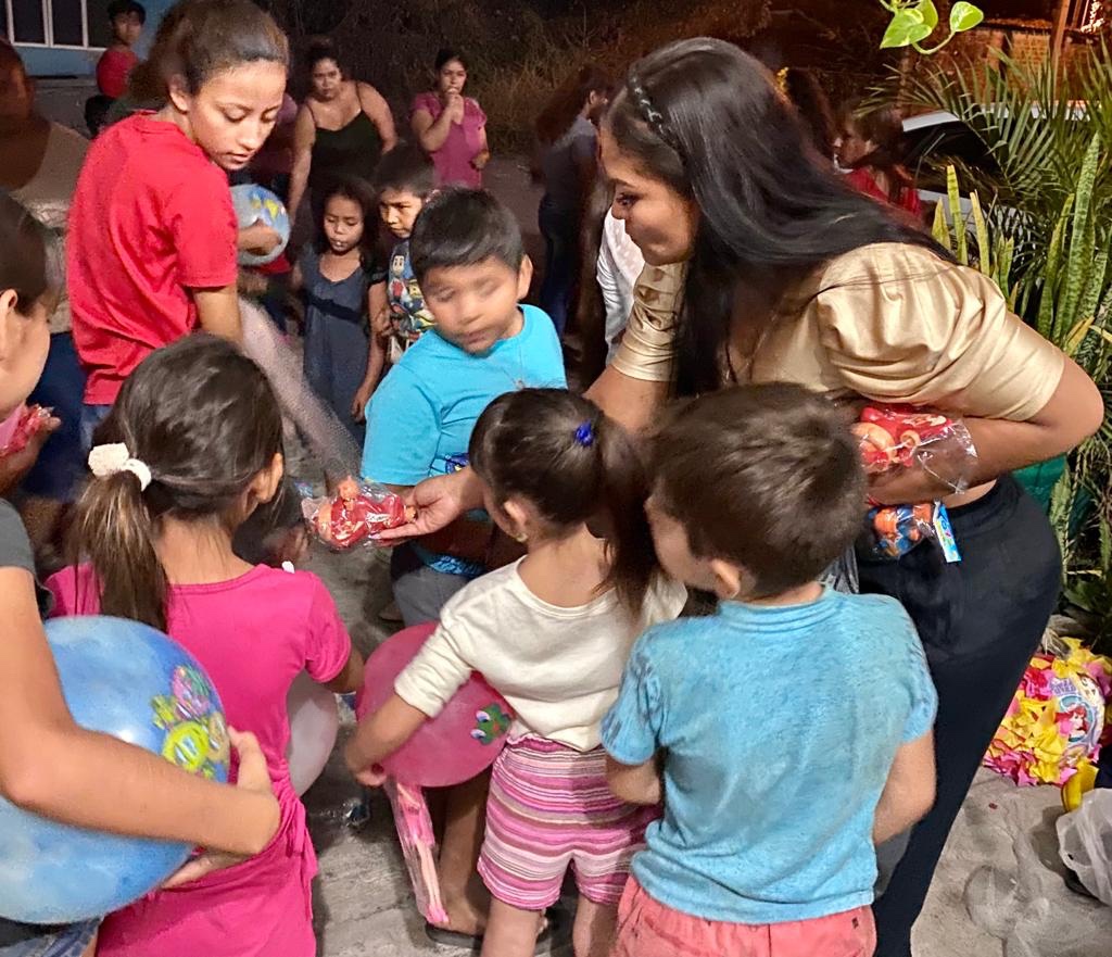 Isabel Torres Sánchez recorre colonias de Apatzingán entregando juguetes