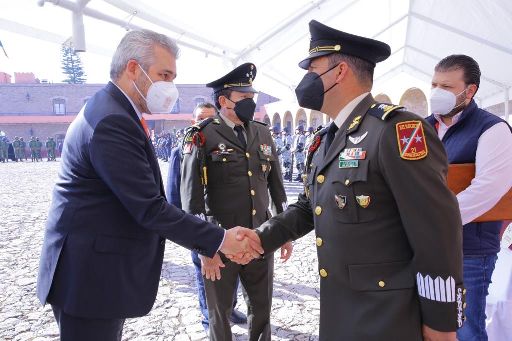 Asiste Bedolla a toma de protesta de comandante de la 21 Zona Militar