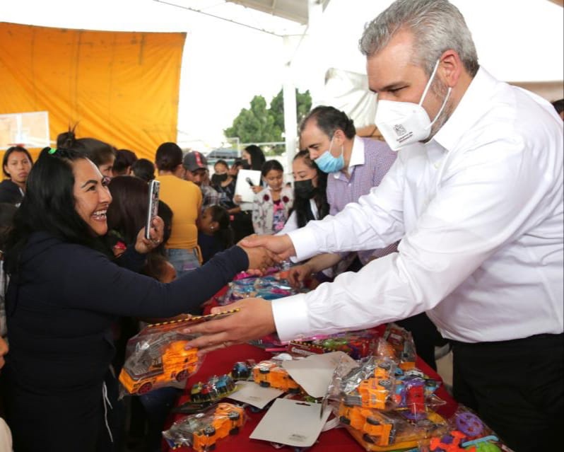 Acompaña Bedolla entrega de juguetes en Tarímbaro