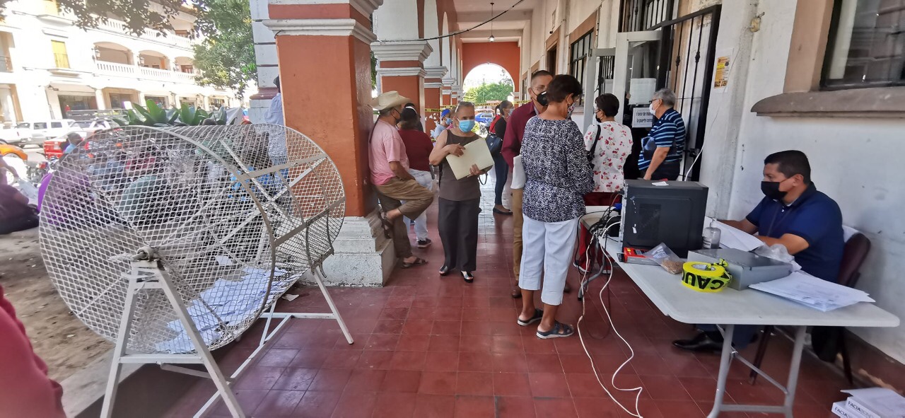 Ciudadanos cumplidos con predial participan en rifa de electrodomésticos.