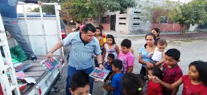 El doctor Chuma da continuidad a su labor social de mugiquense y entrega regalos a infantes