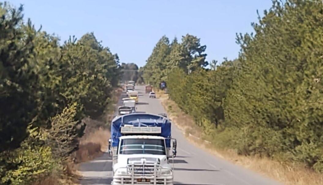 SSP brinda servicio de acompañamiento a 15 camiones cargados de aguacate, en Uruapan