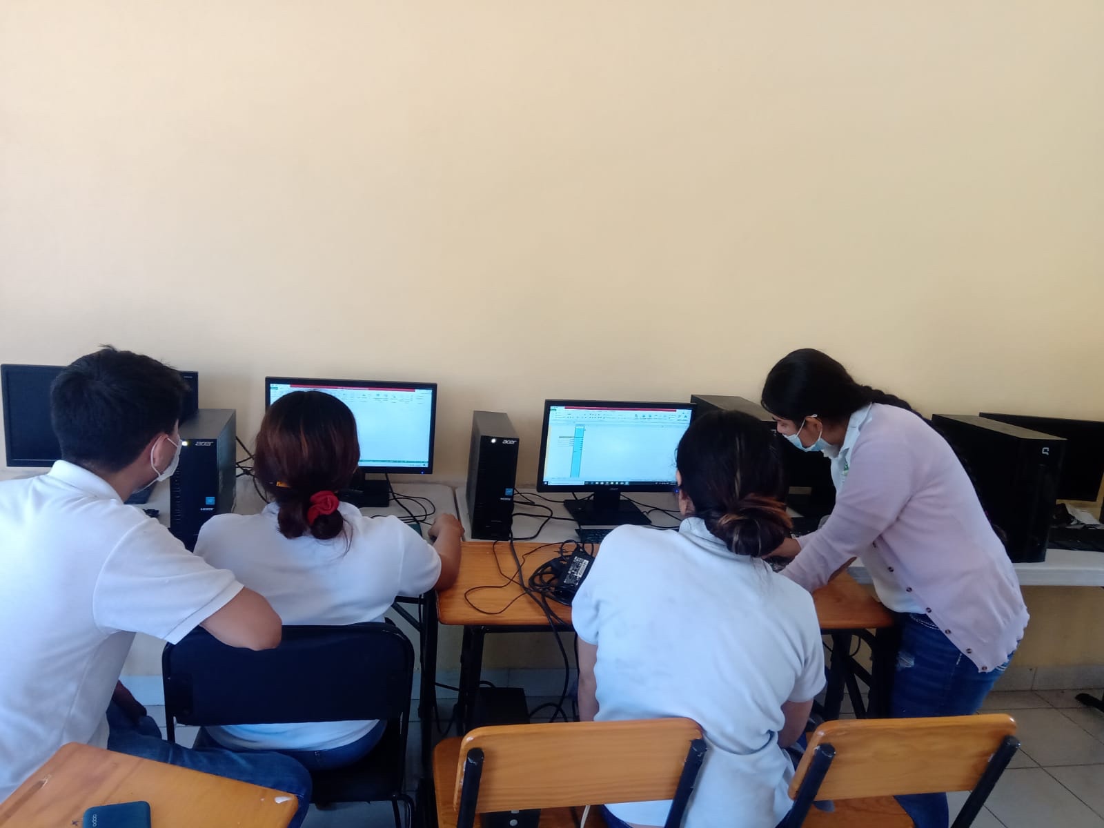 Jóvenes con acceso a Internet en comunidades rurales