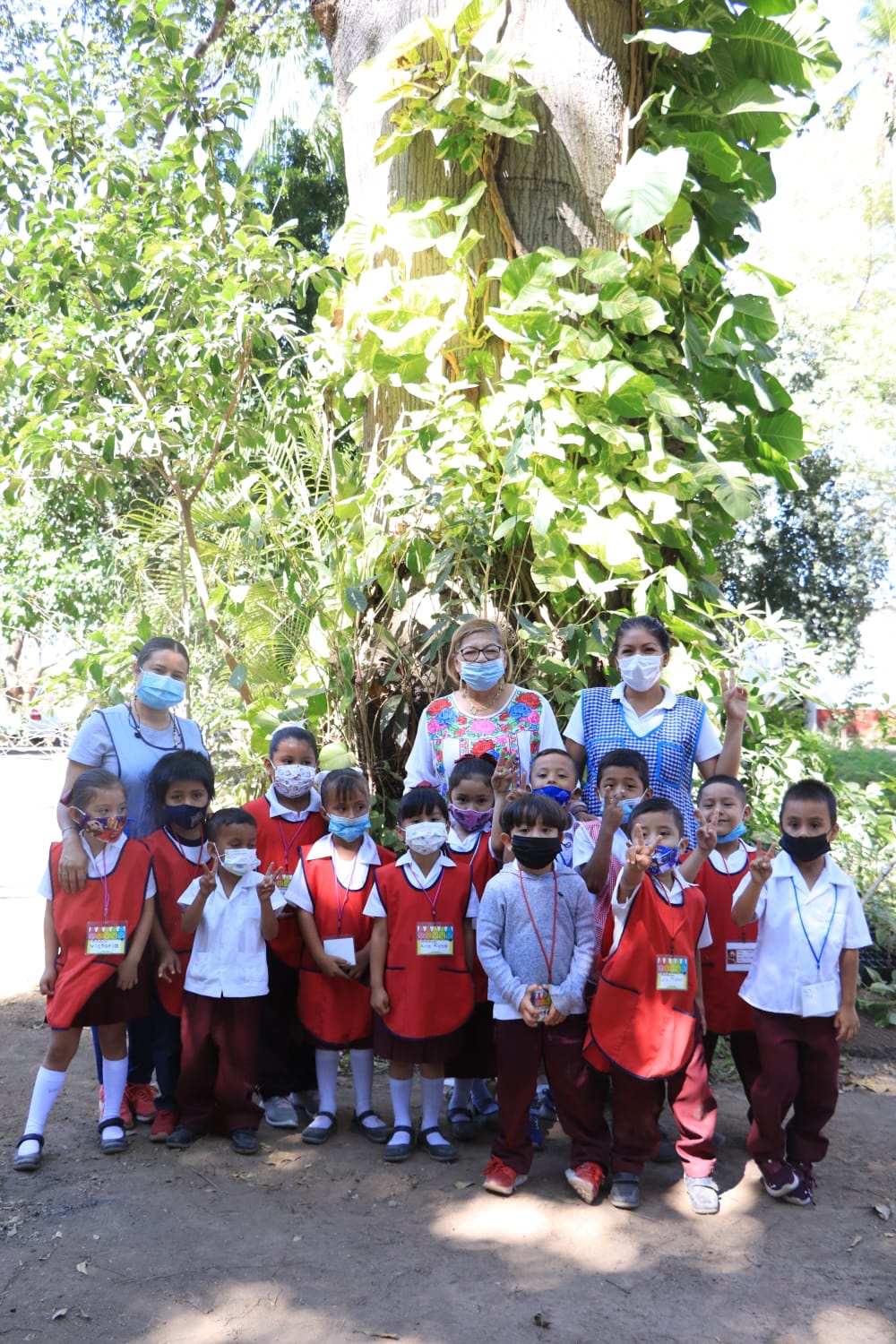 Conviven y aprenden niños y niñas en el vivero municipal.