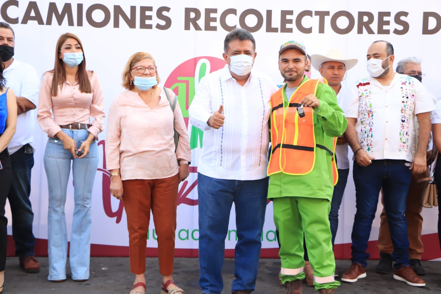 «Cumplimos compromisos de campaña»: JLCL, entrega camiones recolectores de basura.