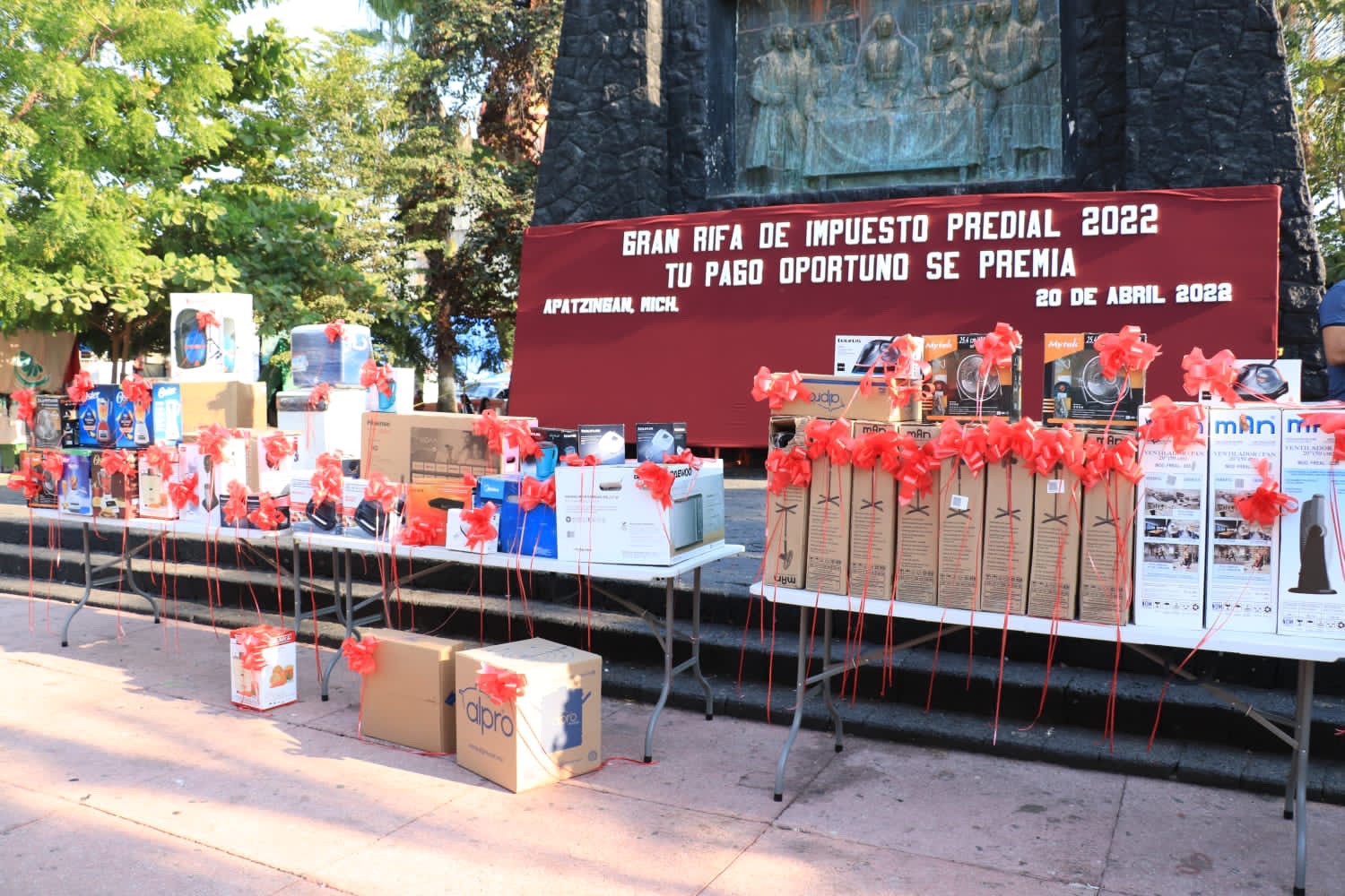 Premian a ciudadanos cumplidos con el pago del Impuesto Predial.