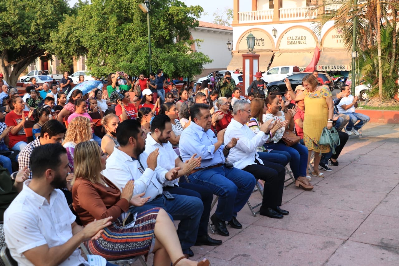 Apatzinguenses disfrutan concierto de la Sedena.