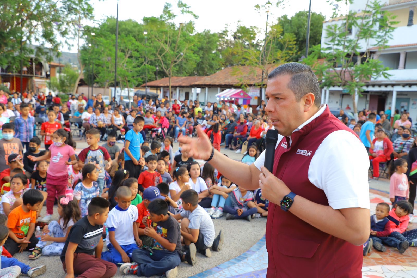 Barragán festeja a las mamás, niñas y niños de Morelia