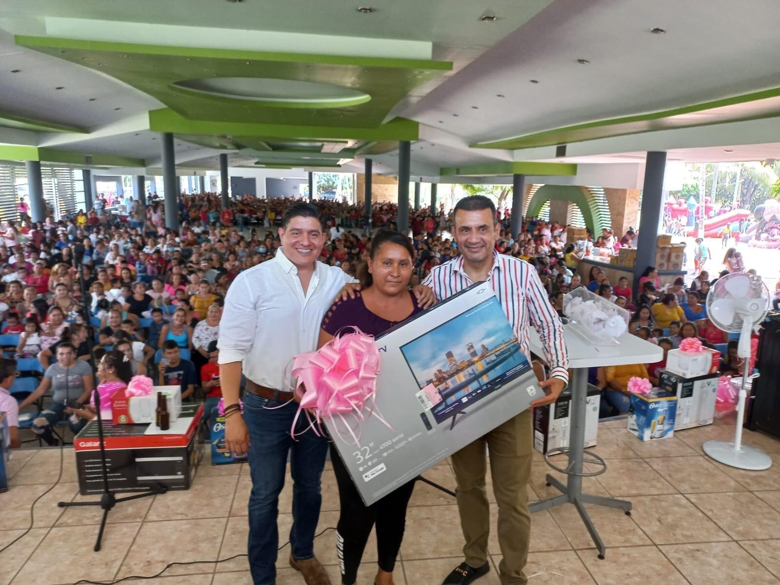 TOÑO CRUZ E IVAN SANTAMARÍA, FESTEJAN A LAS MADRECITAS DE APATZINGÁN