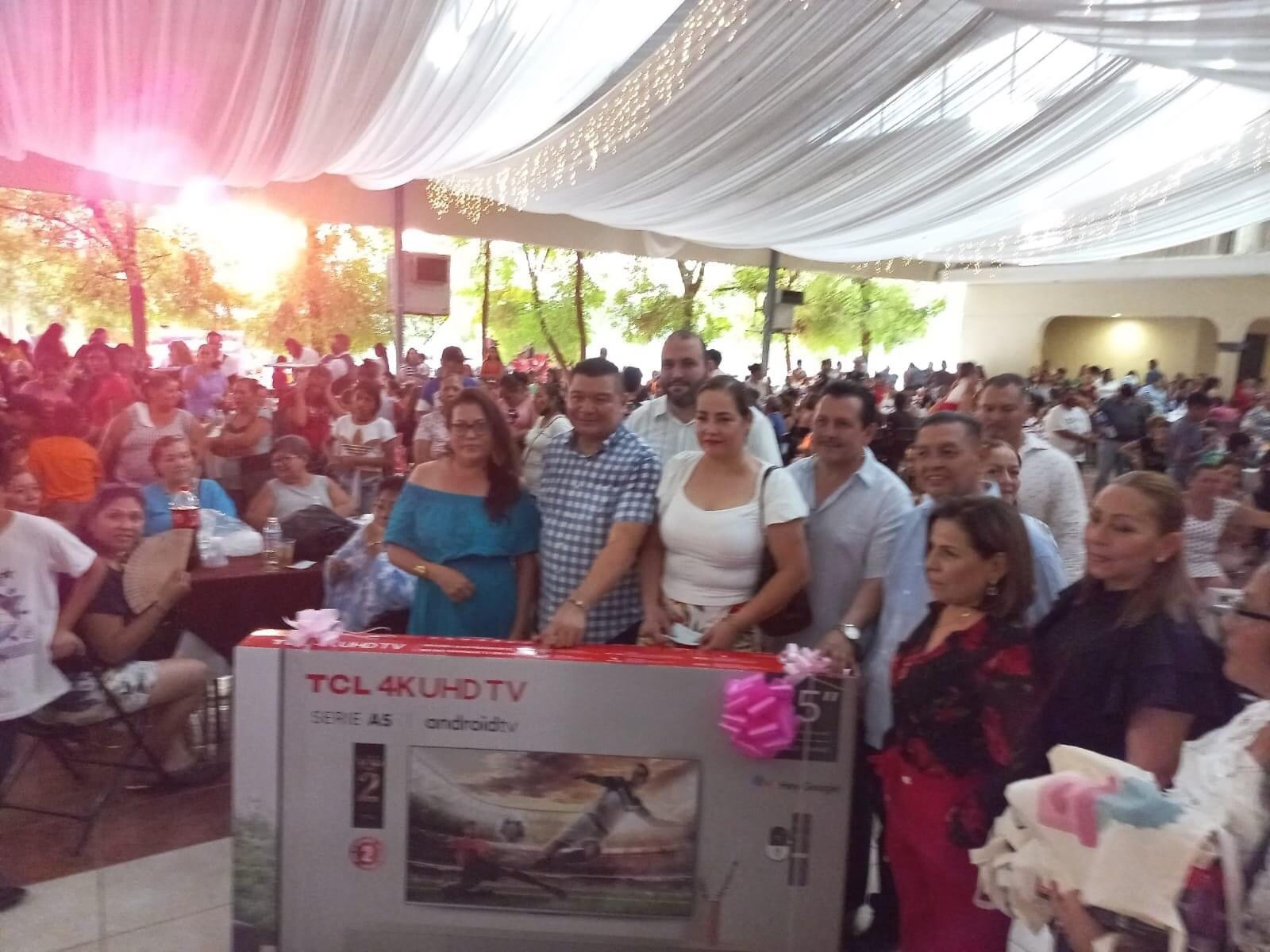 CON UNA GRAN FIESTA, ROLDÁN ÁLVAREZ Y LUPITA CÁRDENAS FESTEJAN EL «DIA DE LAS MADRES» EN APATZINGÁN