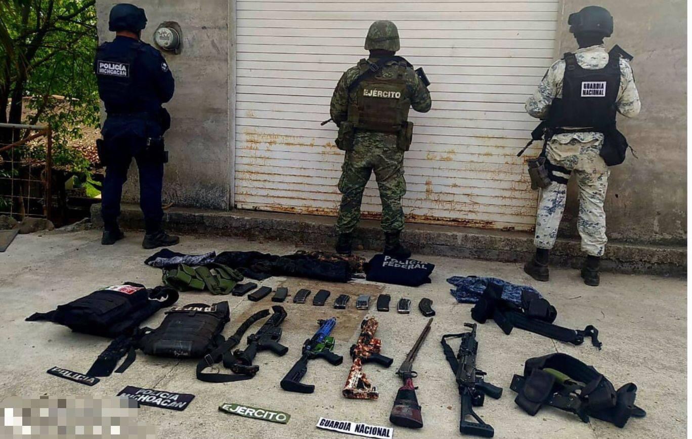 En operativo interinstitucional, se decomisaron 5 armas largas, equipo táctico y vehículos en Uruapan