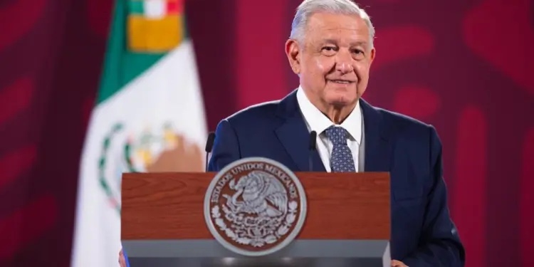 Presidente López Obrador presenta plan de seguridad social para periodistas independientes