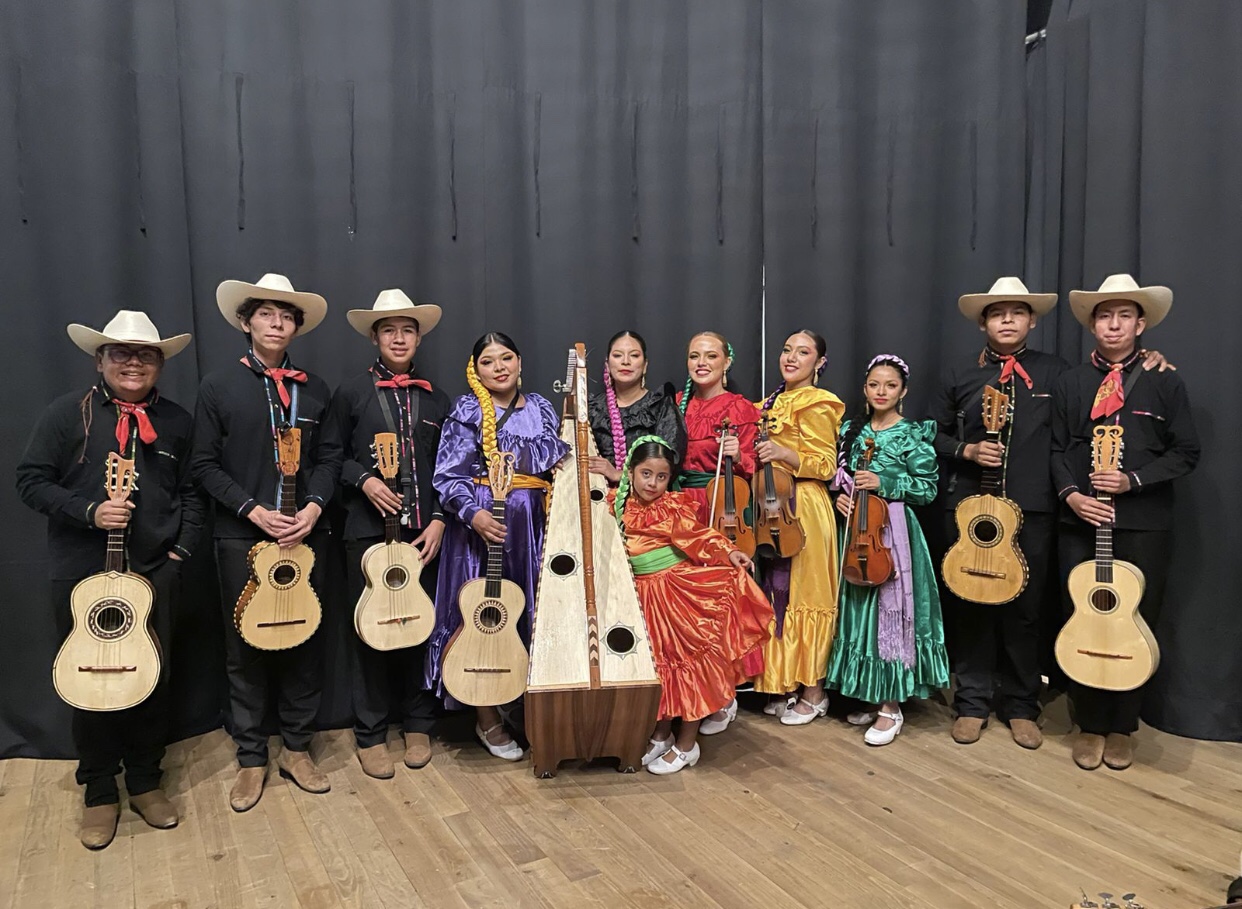 GRANDES ÉXITOS EN LA PRESENTACION DEL CONJUNTO DE ARPA GRANDE EN FRANCIA