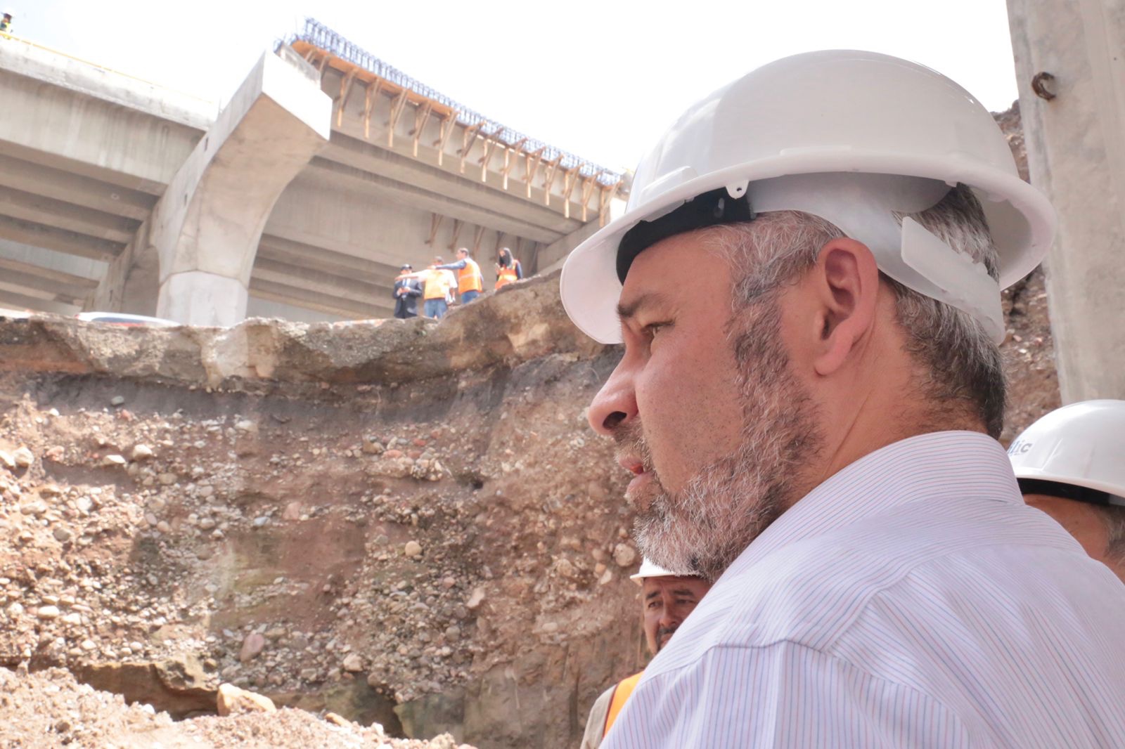 Supervisa Bedolla avances en obra del distribuidor vial de Mil Cumbres