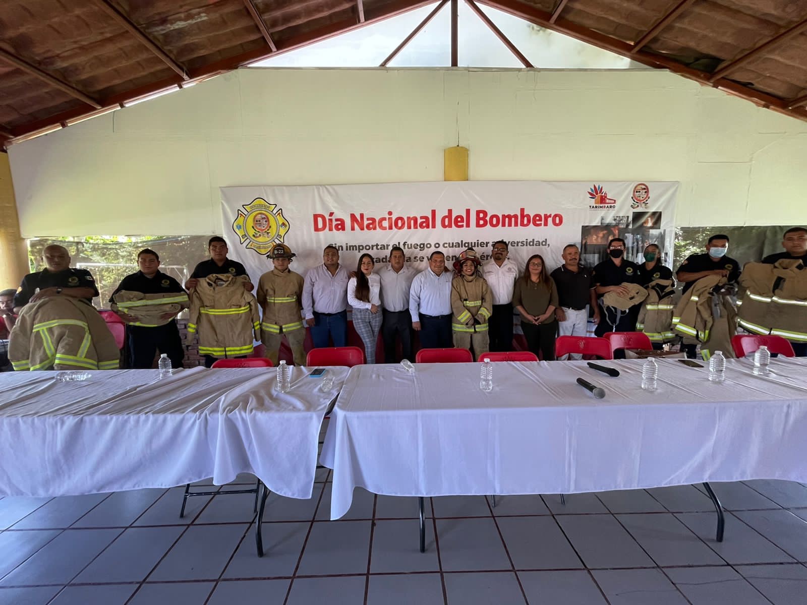 Entrega Gobierno de Tarímbaro equipo para combatir incendios a bomberos municipales