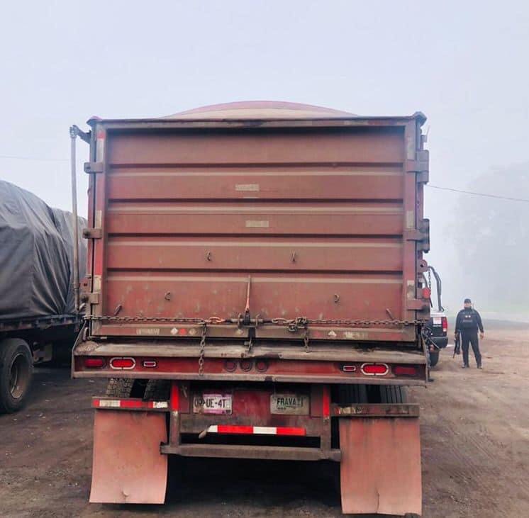 SSP y GN recuperan remolque de fertilizante reportado como robado, en Chilchota