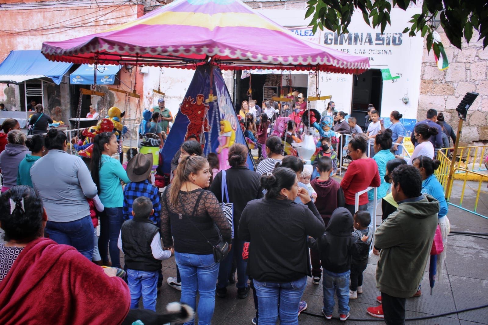 Un éxito la convivencia con juegos mecánicos gratuitos en la plaza de Tarímbaro