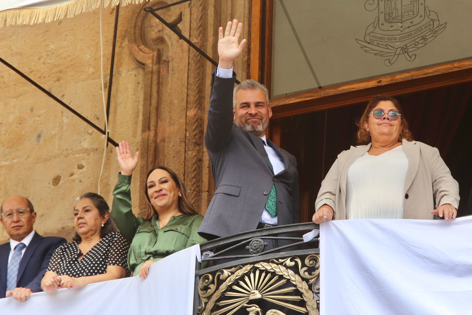 Celebran Bedolla y michoacanos Desfile Cívico Milita