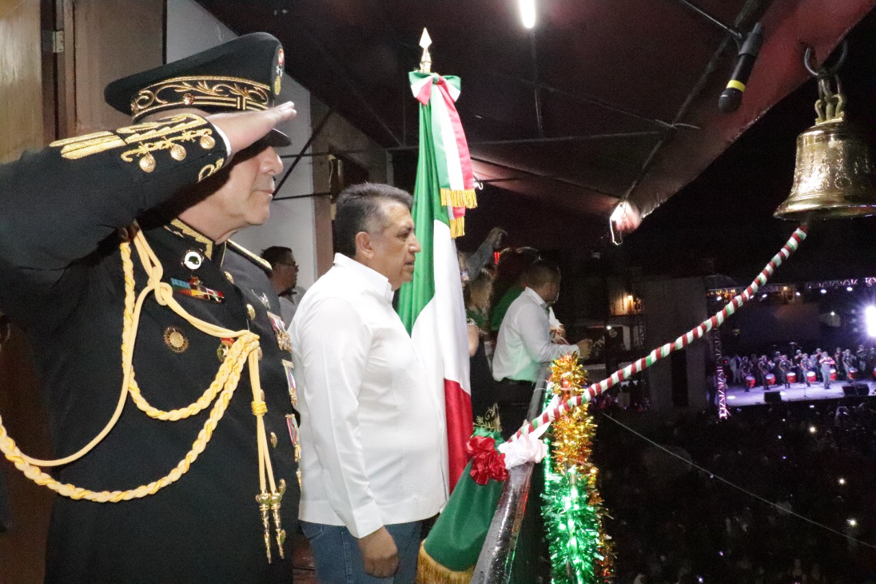 El grito de Independencia vuelve a reunir a familias apatzinguenses.
