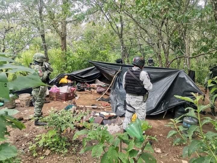 Guardia Nacional y Ejército Mexicano localizan material bélico en campamento clandestino en Coalcomán