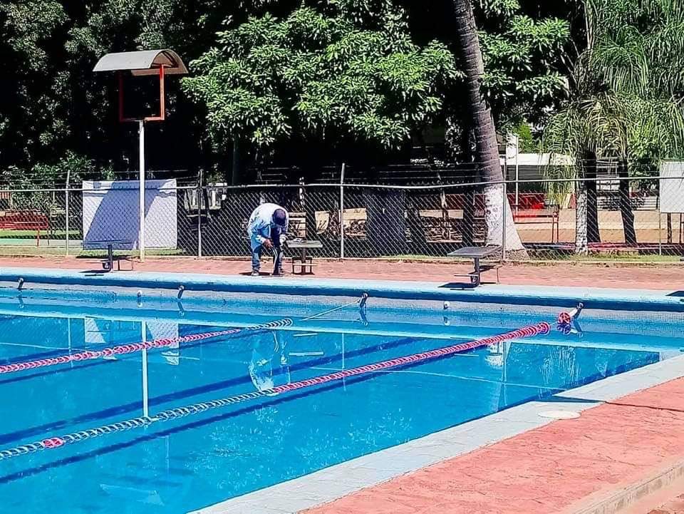 Continúa proceso de mantenimiento y limpieza de la alberca en la unidad deportiva.