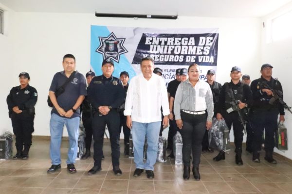 Dotan de uniformes a elementos de Seguridad Pública.