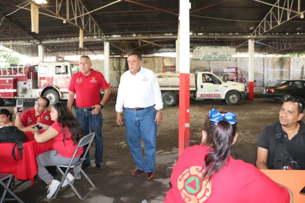 Se comprometió presidente JLCL con mejorar la estación de Bomberos.