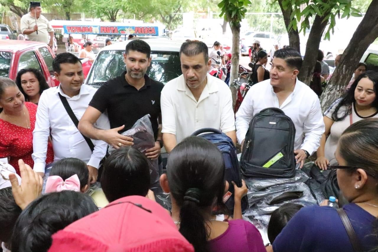 Toño Cruz entrega mochilas escolares a cientos de niños apatzinguenses