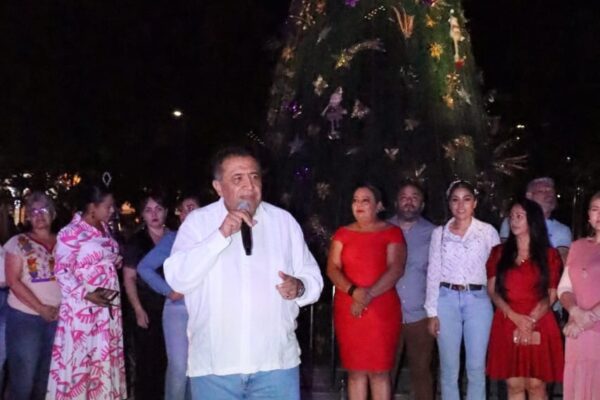 En Apatzingán se siente el espíritu navideño con el encendido del árbol.