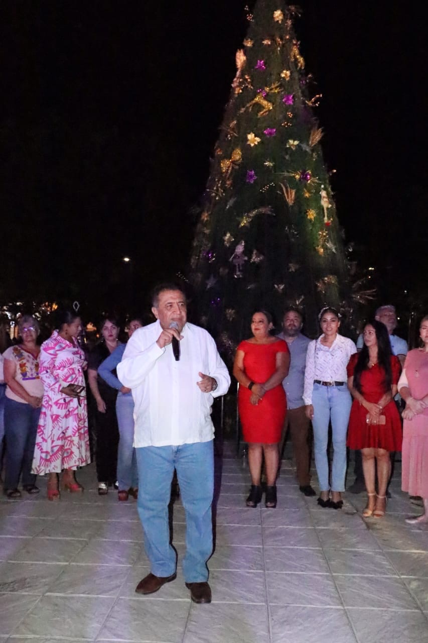 En Apatzingán se siente el espíritu navideño con el encendido del árbol.