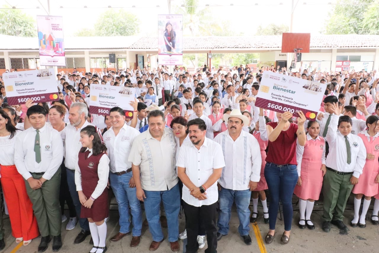 Entregan tarjetas para recibir recursos de infraestructura educativa en escuelas públicas de Apatzingán.