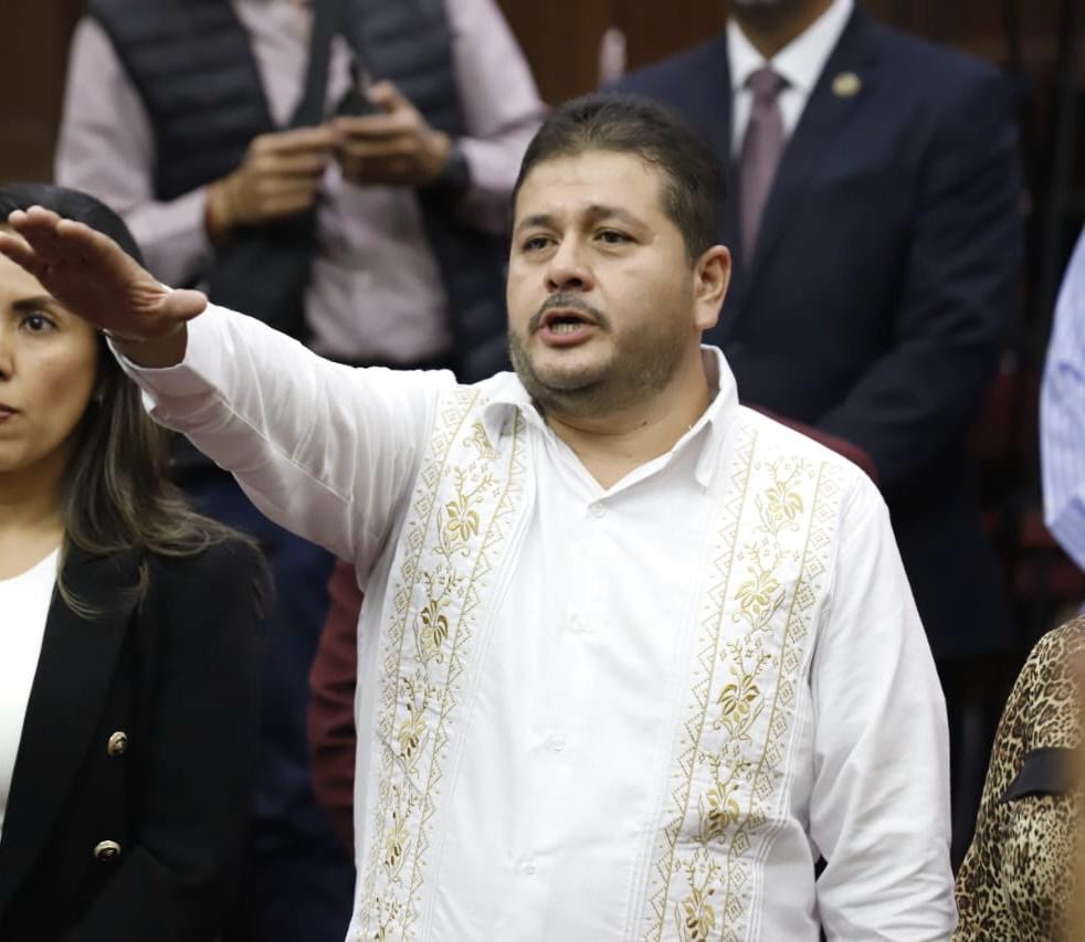 Rinde protesta como presidente interino José Abarca.