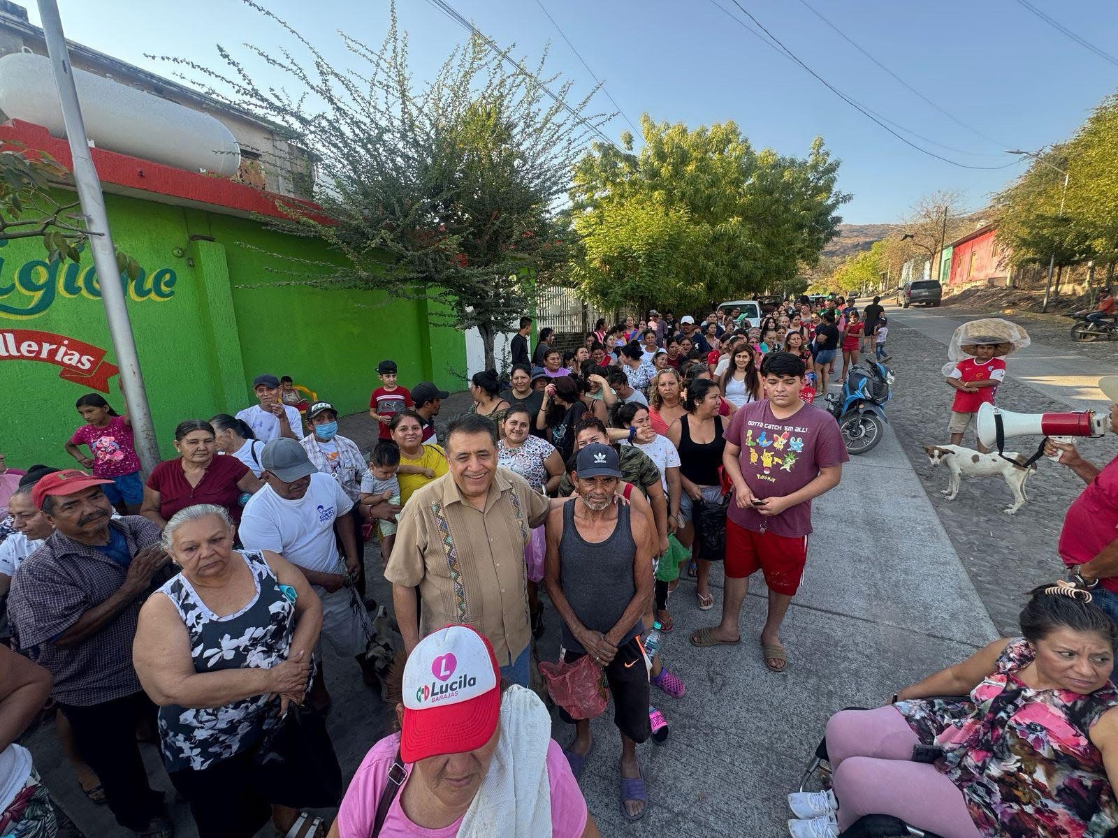 José Luis Cruz Lucatero entrega toneladas de Tilapia gratuitas en las colonias de Apatzingán.