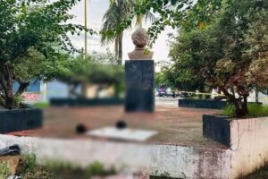 DOS CABEZAS SON ABANDONADAS EN GLORIETA DE LA COL. MIGUEL HIDALGO DE #APATZINGÁN, #MICHOACÁN; LES DEJAN MENSAJE EN CARTULINA.