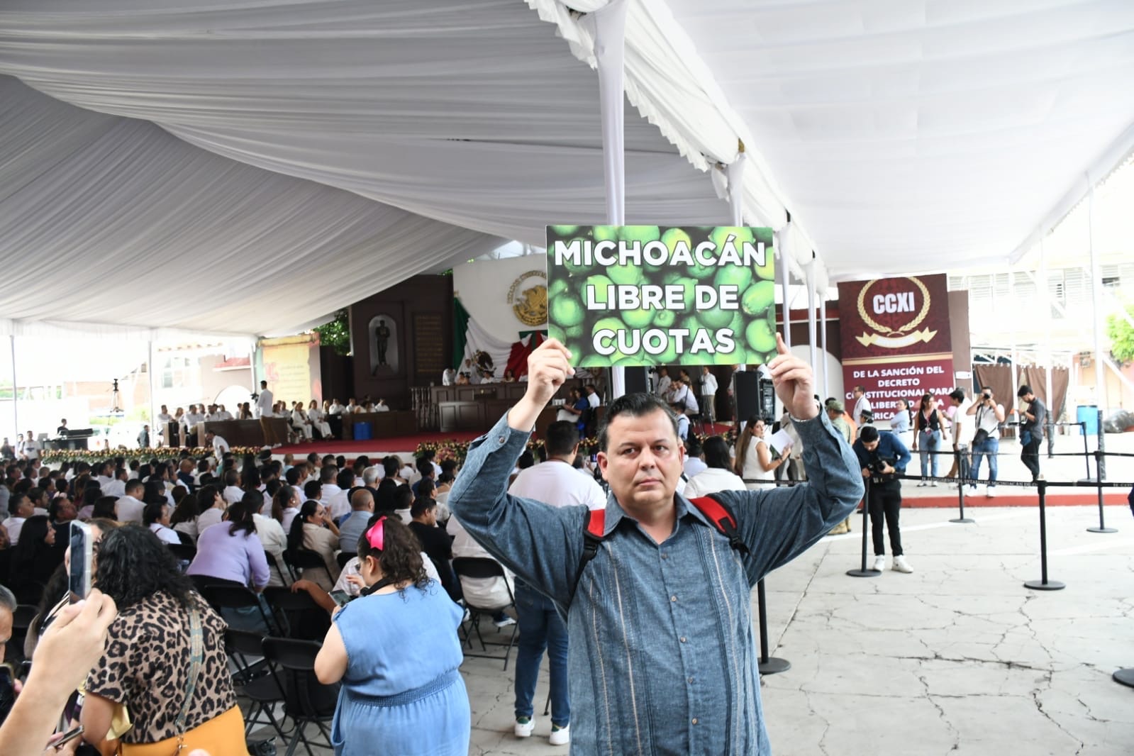 Priistas revientan la sesión del Congreso del Estado