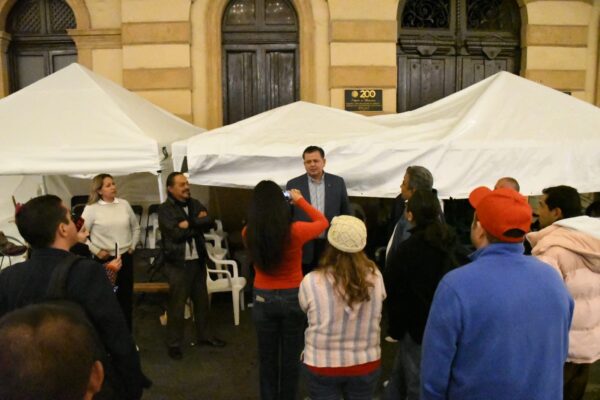 Memo Valencia exhibe la indolencia de las autoridades estatales al no atender a manifestantes en el Congreso del Estado