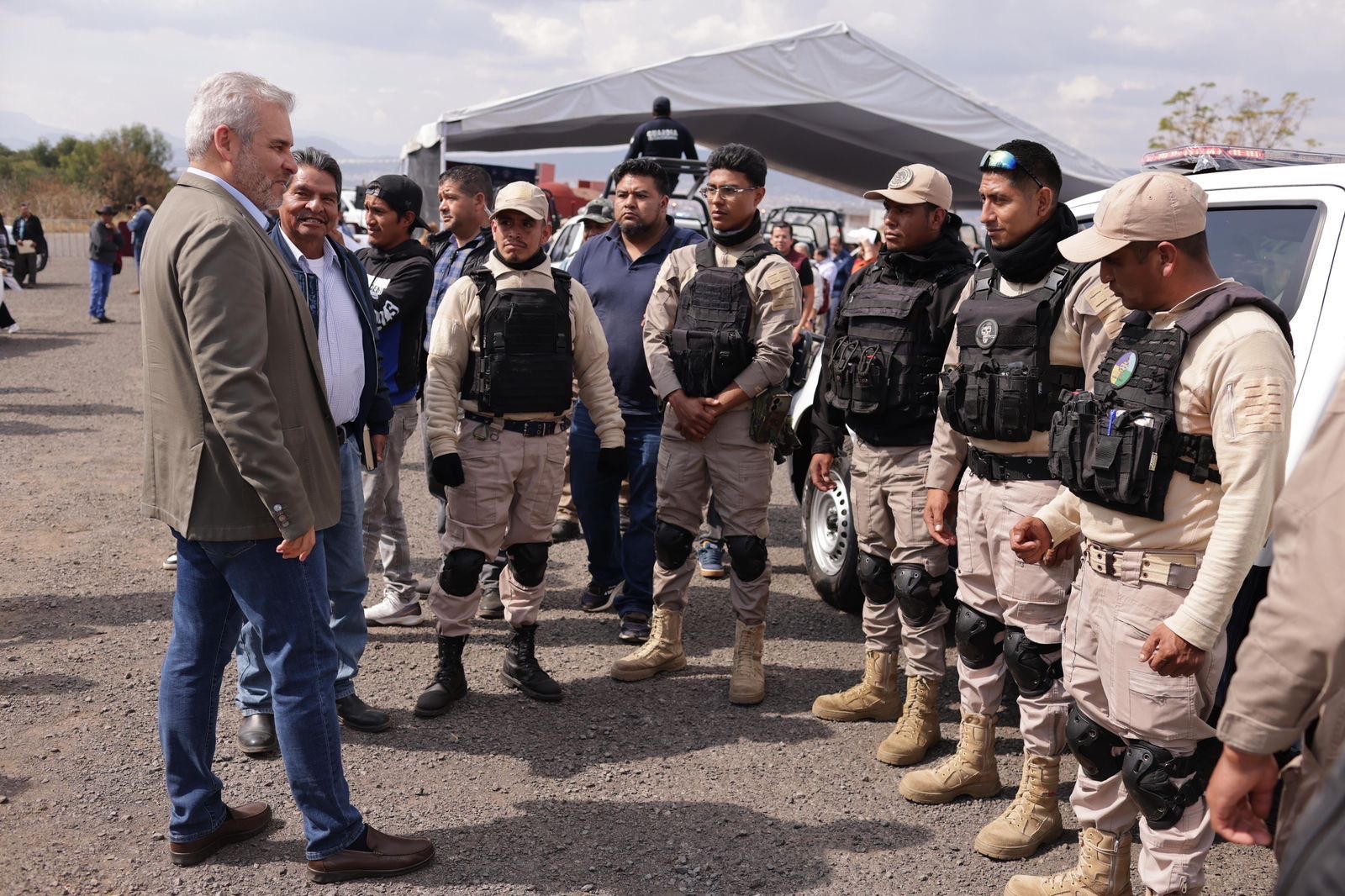 Con patrullas y equipo táctico, refuerza Bedolla seguridad para 25 autogobiernos